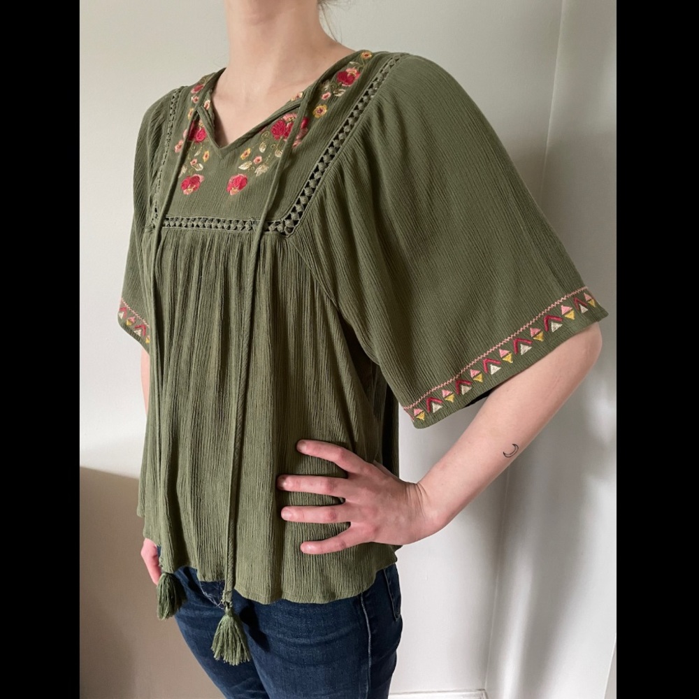 Francesca’s Mi Ami Embroidered Peasant Boho Top